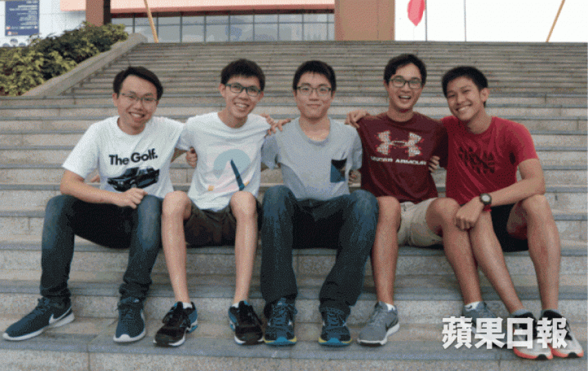 ■尖子Bryan傅霆軒（中）稱，昨天是大家最後一次以中學生身份踩單車，故彼此都特別珍惜，「大家（日後）各散東西，點都會難約啲。」張柏基攝■曉汶因學業壓力患抑鬱，幸得班主任發現帶往求診才走出陰霾。
