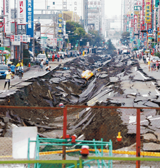 ■高雄氣爆發生後市區路面被炸至嚴重路陷。