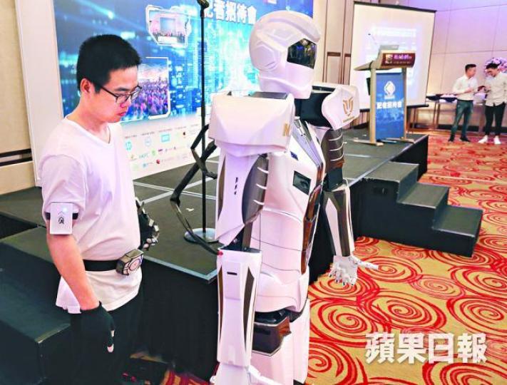 ■科學園公司在電腦節記者會展示改良版機械人。方國成攝■有參展商昨示範「擴增實境」（AR）手機遊戲。馬泉崇攝