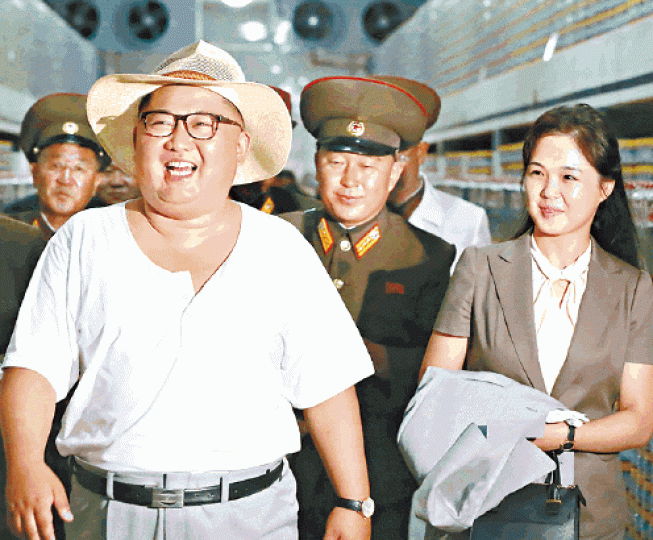 ■金正恩與夫人李雪主（右）一同視察海鮮醬加工廠。