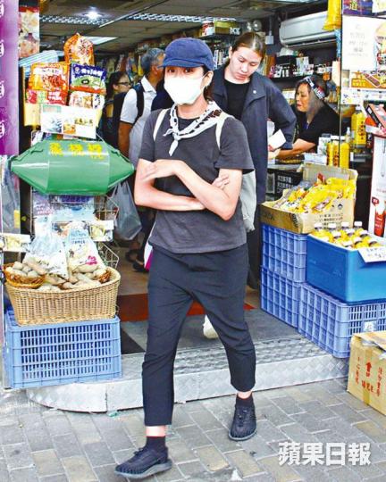 ■林嘉欣戴上口罩及cap帽,買了台灣食品慰問。 ■林嘉欣戴上口罩及cap帽,買了台灣食品慰問。