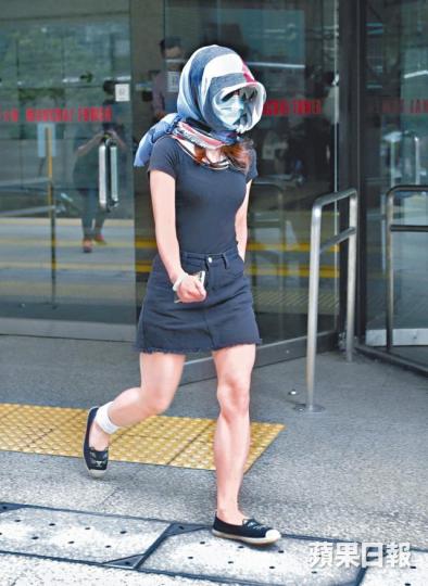 ■愛以短裙示人的游祖怡，曾投訴傳媒拍得她腳太粗。■女被告游祖怡串謀勒索及刑毀罪成昨被判監。黃耀興攝