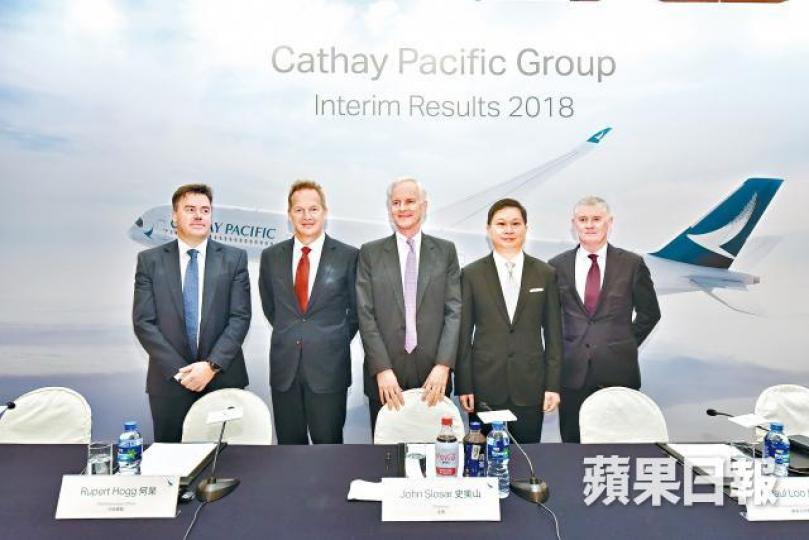 ■國泰行政總裁何杲（左二）表示，目前海外重組現正值初步諮詢階段；中為集團主席史樂山。黃偉傑攝