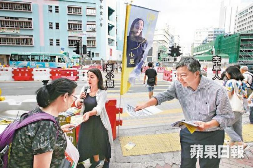 ■劉小麗及李卓人昨到土瓜灣收集街坊簽名,要求港鐵停工。黎樹雄攝 ■劉小麗及李卓人昨到土瓜灣收集街坊簽名,要求港鐵停工。黎樹雄攝