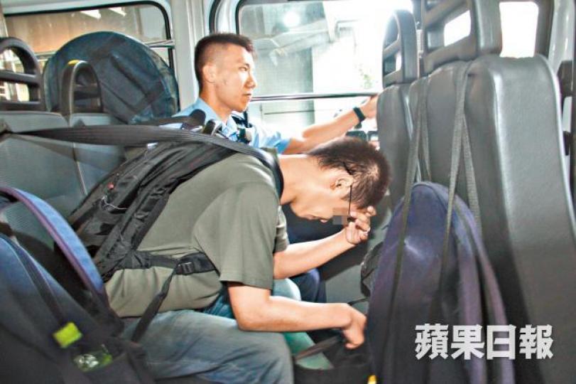 ■內地男昨日涉於九龍城裁判法院庭內拍攝被扣查。溫文學攝 ■內地男昨日涉於九龍城裁判法院庭內拍攝被扣查。溫文學攝