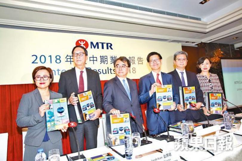 ■港鐵昨公佈中期業績,行政總裁梁國權(右三)再次向公眾致歉。 ■港鐵昨公佈中期業績,行政總裁梁國權(右三)再次向公眾致歉。