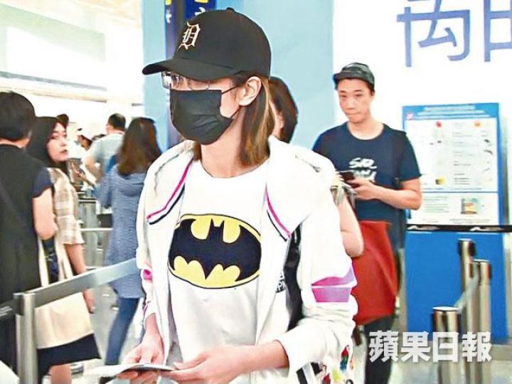 ■陳庭欣昨日與男友現身機場,兩人表現避忌更相隔兩個身位行。■陳庭欣日前晒與富貴男友合照,高調宣示主權。資料圖片■陸永昨日稱與家人去台灣玩一星期,否認出席鄭嘉穎的婚禮。 ■陳庭欣昨日與男友現身機場,兩人表現避忌更相隔兩個身位行。■陳庭欣日前晒與富貴男友合照,高調宣示主權。資料圖片■陸永昨日稱與家人去台灣玩一星期,否認出席鄭嘉穎的婚禮。