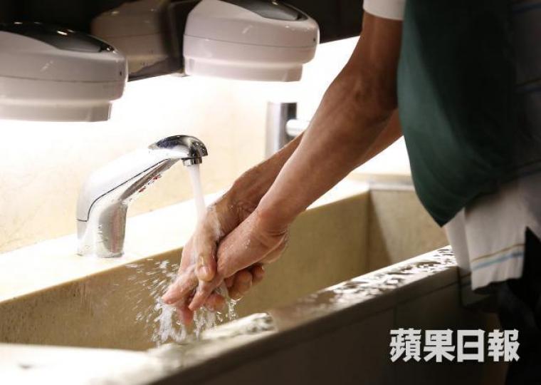 ■如廁後洗手是最基本的要求,但事實卻是有些食店員工如廁後唔洗手。 資料圖片 ■如廁後洗手是最基本的要求,但事實卻是有些食店員工如廁後唔洗手。 資料圖片