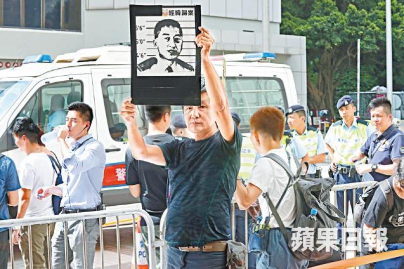 ■有人在庭外示威,要求維持判朱經緯入獄。■朱經緯昨步出法庭一直保持沉默。馬泉崇攝 ■有人在庭外示威,要求維持判朱經緯入獄。■朱經緯昨步出法庭一直保持沉默。馬泉崇攝