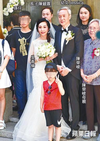■陳榮峻上月再婚娶吳香倫,長子陳穎霖及孫仔都有前往觀禮。■陳榮峻與吳香倫早前到歐洲坐郵輪度蜜月,不時網上放閃。互聯網圖片■陳榮峻育有兩子一女,曾與細仔阿聰(左)一同受訪。電視圖片 ■陳榮峻上月再婚娶吳香倫,長子陳穎霖及孫仔都有前往觀禮。■陳榮峻與吳香倫早前到歐洲坐郵輪度蜜月,不時網上放閃。互聯網圖片■陳榮峻育有兩子一女,曾與細仔阿聰(左)一同受訪。電視圖片