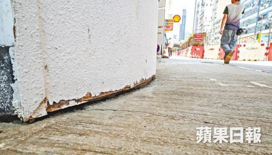■土瓜灣站周邊大廈受工程影響導致沉降。■有居民指工程開始後客廳橫樑出現裂縫。 ■土瓜灣站周邊大廈受工程影響導致沉降。■有居民指工程開始後客廳橫樑出現裂縫。
