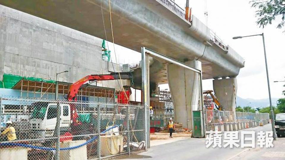 ■記者昨日到過新昌於康城的天橋項目視察，未見工程停工。