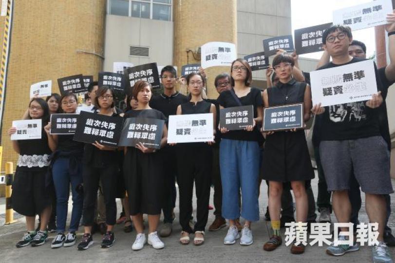 ■港台員工曾穿黑衣抗議梁家榮不尋常安排署理助理處長陳敏娟晉升。 ■港台員工曾穿黑衣抗議梁家榮不尋常安排署理助理處長陳敏娟晉升。