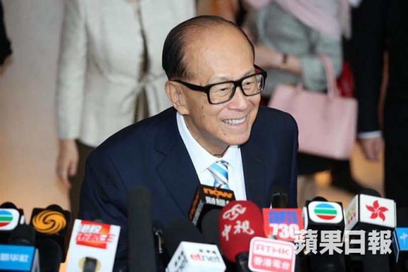 ■李嘉誠最新持長實32.06%,控制權希望高寢無憂,李氏肯定會增持長實。 資料圖片 ■李嘉誠最新持長實32.06%,控制權希望高寢無憂,李氏肯定會增持長實。 資料圖片