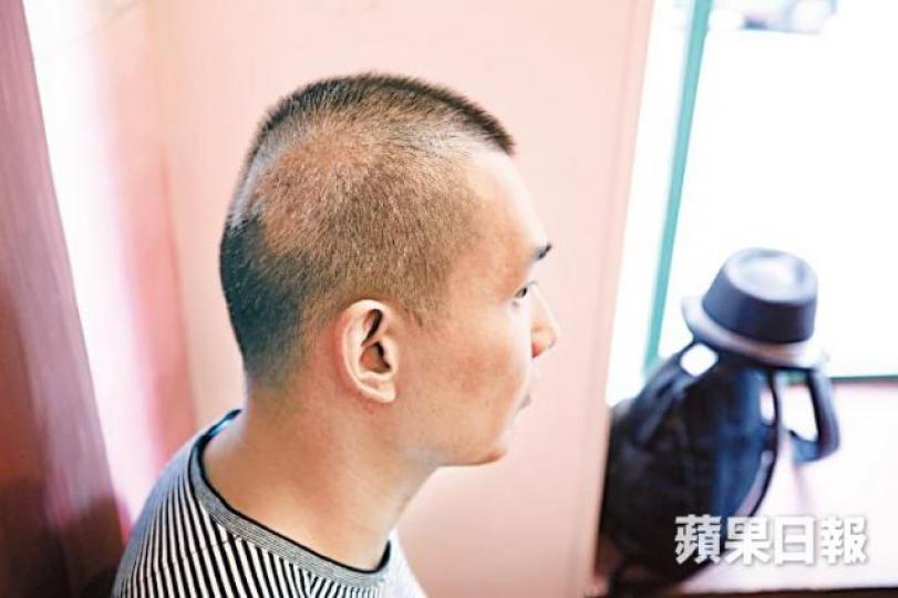 ■經歷過開腦手術、生死一線,劉家聰為自己寫下回憶錄,怕會忘記過去。■家聰曾走進人生迷宮中,兜了幾圈又回到當下。■家聰主持了兒童節目一段相當長的時間。■女兒已經十一歲,家聰為免影響女兒心情,手術前告訴她爸爸一定平安無事。 ■經歷過開腦手術、生死一線,劉家聰為自己寫下回憶錄,怕會忘記過去。■家聰曾走進人生迷宮中,兜了幾圈又回到當下。■家聰主持了兒童節目一段相當長的時間。■女兒已經十一歲,家聰為免影響女兒心情,手術前告訴她爸爸一定平安無事。