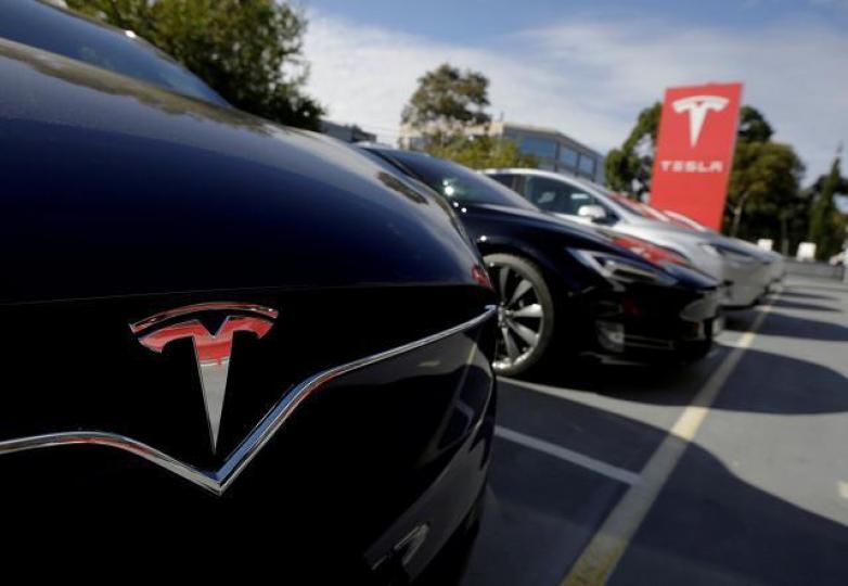 ■Tesla股價早幾日急升暴跌,一些沽空策略性的對沖基金機構公司因「挾倉」嚴重輸錢。 資料圖片 ■Tesla股價早幾日急升暴跌,一些沽空策略性的對沖基金機構公司因「挾倉」嚴重輸錢。 資料圖片