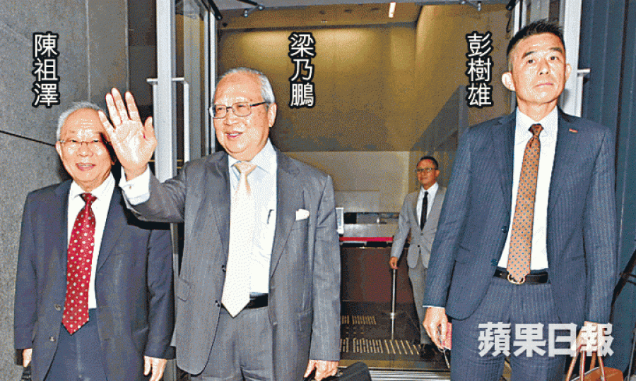 ■九巴主席梁乃鵬、副主席陳祖澤及副車務總監彭樹雄昨出席聽證會。李潤芳攝 ■九巴主席梁乃鵬、副主席陳祖澤及副車務總監彭樹雄昨出席聽證會。李潤芳攝