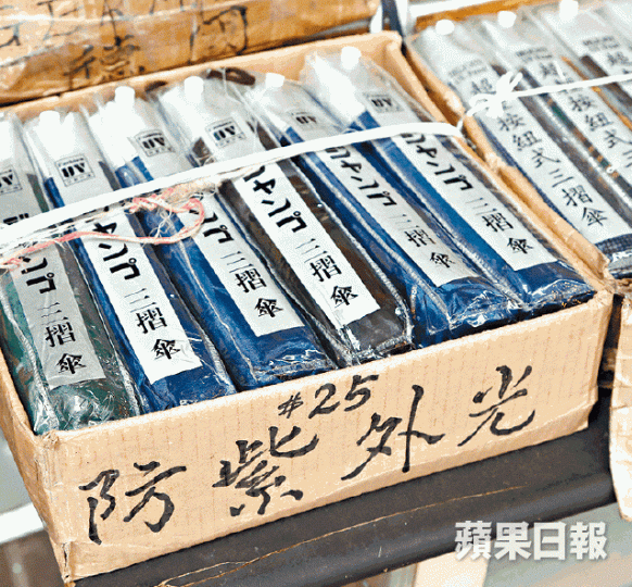 ■檔口出售的雨遮僅需25至150元,貼近區內居民消費力。 ■檔口出售的雨遮僅需25至150元,貼近區內居民消費力。