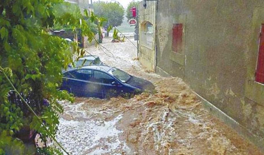 ■南法地區暴雨成災，道路被水淹浸。