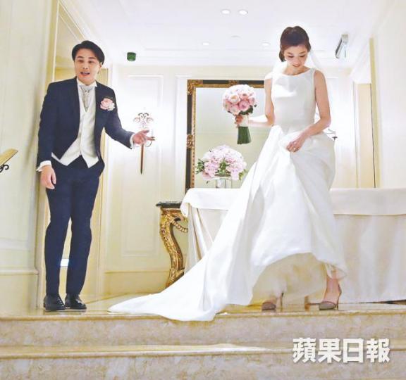■容海恩昨披嫁衣,配搭四吋斗零高踭鞋。謝榮耀攝■新人與雙方父母及大媒人葉劉淑儀(中)合照。 ■容海恩昨披嫁衣,配搭四吋斗零高踭鞋。謝榮耀攝■新人與雙方父母及大媒人葉劉淑儀(中)合照。