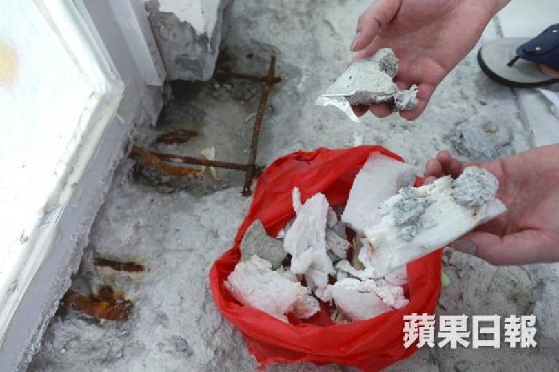 ■業主陳先生發現主人房地台與牆身之間有兩吋厚發泡膠,疑有人偷工減料,要求港鐵善後及賠償。朱永倫攝 ■業主陳先生發現主人房地台與牆身之間有兩吋厚發泡膠,疑有人偷工減料,要求港鐵善後及賠償。朱永倫攝