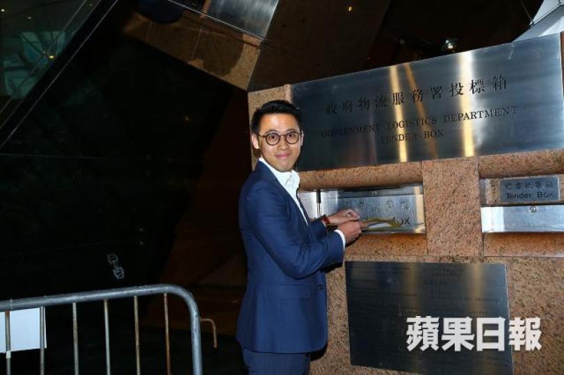 ■首度牽頭入標的寶庭重建發展代表昨日遞交標書。 ■首度牽頭入標的寶庭重建發展代表昨日遞交標書。