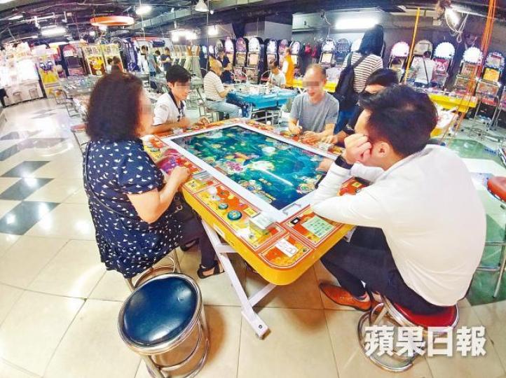 ■荃灣區一間遊戲機中心內,每日都有一班人圍着玩釣魚機。黃學潤攝 ■荃灣區一間遊戲機中心內,每日都有一班人圍着玩釣魚機。黃學潤攝