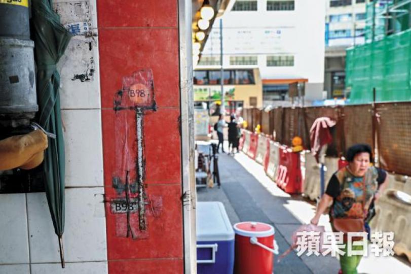 ■港鐵在土瓜灣站工地周邊設沉降監測點,並指數據符合正常水平。何家達攝 ■港鐵在土瓜灣站工地周邊設沉降監測點,並指數據符合正常水平。何家達攝