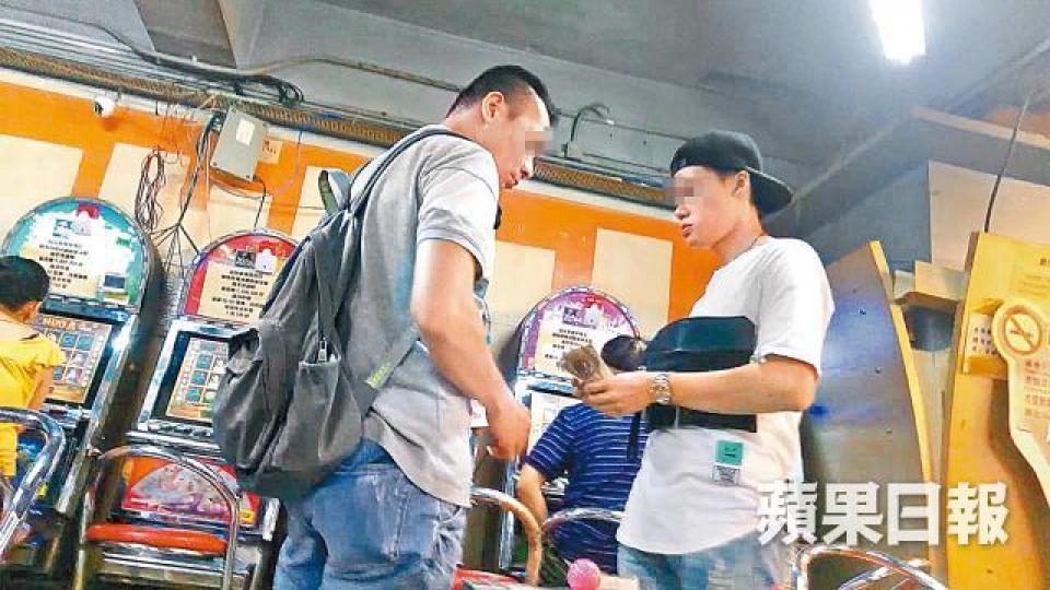 ■「換錢人」(右)在機舖內與釣魚機玩家兌換現金。張 軍攝 ■「換錢人」(右)在機舖內與釣魚機玩家兌換現金。張 軍攝