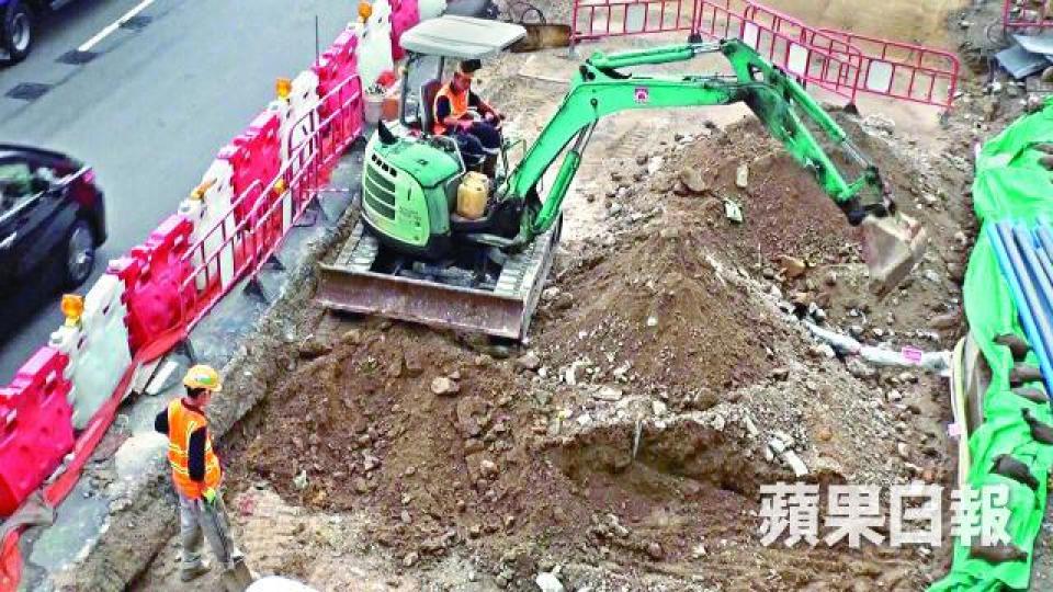 ■會展站地盤昨下午有工人挖泥及運走泥土。李家皓攝 ■會展站地盤昨下午有工人挖泥及運走泥土。李家皓攝
