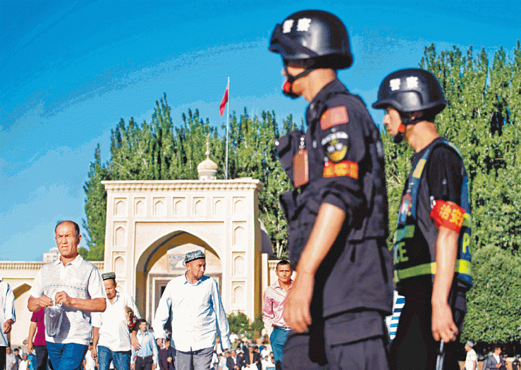 ■中國當局對新疆進行高壓統治,警察在街頭監控維人一舉一動。 ■中國當局對新疆進行高壓統治,警察在街頭監控維人一舉一動。