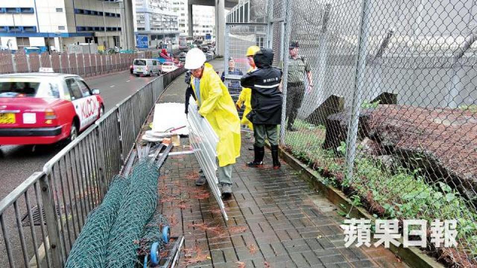 ■維修工人到場進行搶修。 ■維修工人到場進行搶修。
