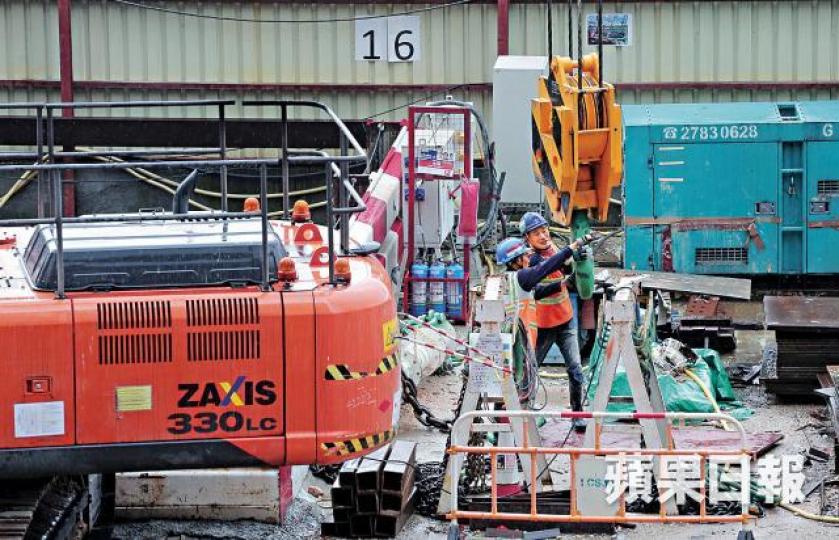 ■會展站前日宣佈停工，昨仍有工人出入地盤。何頴賢攝國產風力鑽機　本港不少工程均會使用的鑽頭，風力會垂直吹向地面，容易影響地層結構。荷蘭製風力鑽機　出風位經過設計，風力可橫向排出，再沿外圍鐵管或樁柱向上流，不會影響地層。