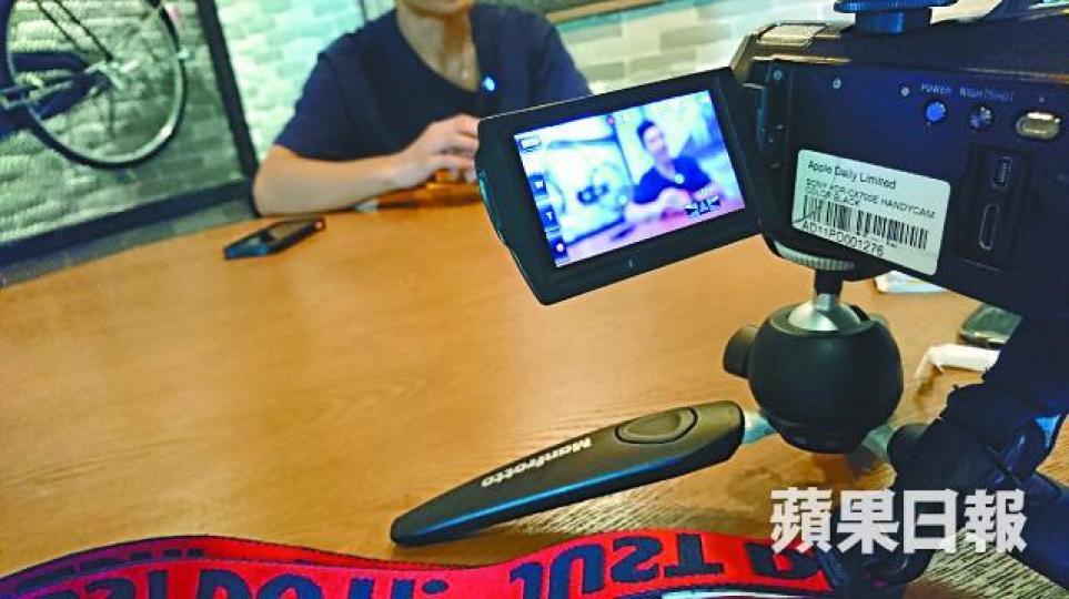 ■被誘做按摩師接客的張先生指原本打算應徵會所接待員。周子惇攝【小鮮肉列陣】■記者佯裝顧客放蛇期間，3名技師先後站在房外供「睇辦」。■涉事按摩店內不時有赤膊男子遊走。