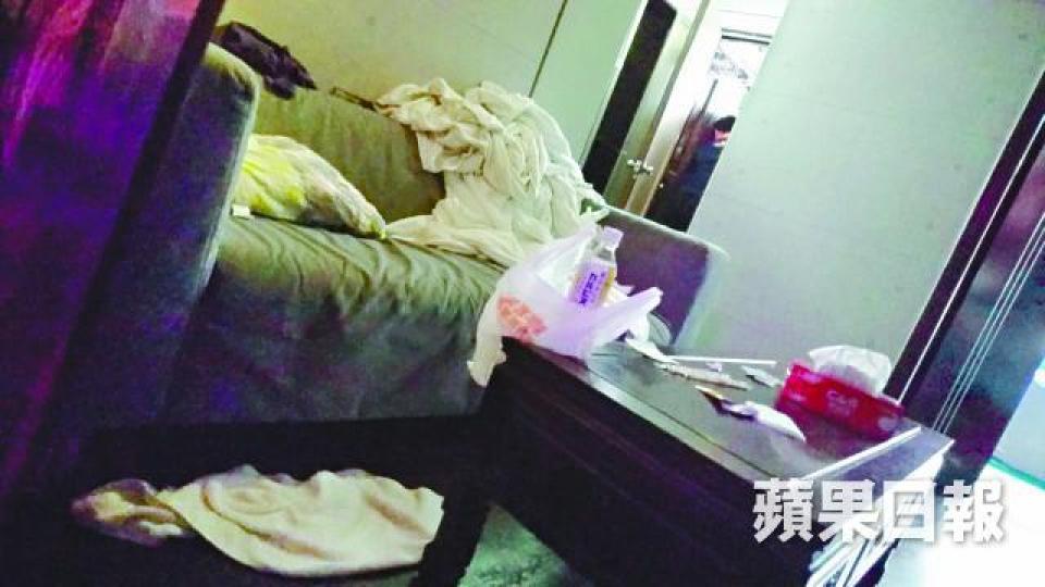■按摩店沙發放有大堆毛巾和床單，衞生成疑。