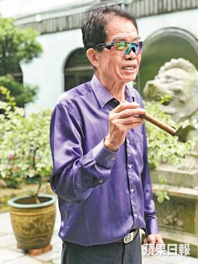 ■退休後的簡炳墀閒時種花打高球嘆雪茄,十分寫意。■簡炳墀2011年因選舉舞弊鋃鐺入獄。■2011年簡炳墀因賄選入罪,當時兩名兒子簡永輝(左)及簡永強(右)陪同出庭。 ■退休後的簡炳墀閒時種花打高球嘆雪茄,十分寫意。■簡炳墀2011年因選舉舞弊鋃鐺入獄。■2011年簡炳墀因賄選入罪,當時兩名兒子簡永輝(左)及簡永強(右)陪同出庭。