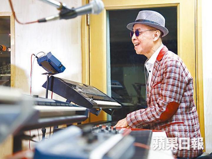 ■葉振棠雖然有視力及三高問題,但身體病痛無礙他對音樂的熱情。■陳浩德表示自己的首本名曲是《分飛燕》,但很多人都不知道他是原唱。 ■葉振棠雖然有視力及三高問題,但身體病痛無礙他對音樂的熱情。■陳浩德表示自己的首本名曲是《分飛燕》,但很多人都不知道他是原唱。