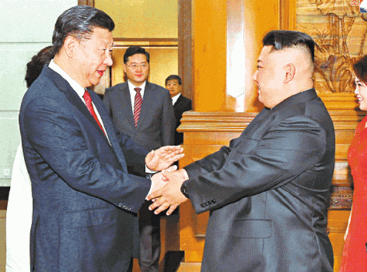 ■習近平(左)今年6月在北京接見到訪的金正恩。資料圖片 ■習近平(左)今年6月在北京接見到訪的金正恩。資料圖片