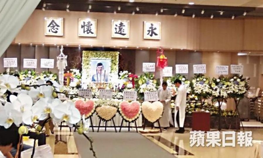 ■莫振華於沙田寶福紀念館設靈。 ■莫振華於沙田寶福紀念館設靈。