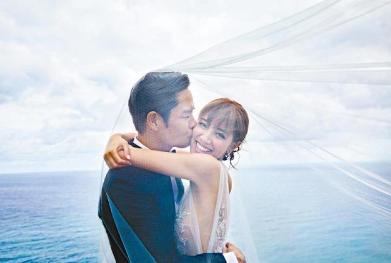 ■鄭嘉穎與陳凱琳拍拖三年修成正果,今日在峇里完婚前,嘉穎肉緊咀「老婆」。■鄭嘉穎與陳凱琳婚照昨日曝光,新娘子陳凱琳身穿透視婚紗,隱約露半球,相當性感。■陳凱琳穿上側開衩剪裁婚紗,手執花球露出甜蜜笑容。 ■鄭嘉穎與陳凱琳拍拖三年修成正果,今日在峇里完婚前,嘉穎肉緊咀「老婆」。■鄭嘉穎與陳凱琳婚照昨日曝光,新娘子陳凱琳身穿透視婚紗,隱約露半球,相當性感。■陳凱琳穿上側開衩剪裁婚紗,手執花球露出甜蜜笑容。