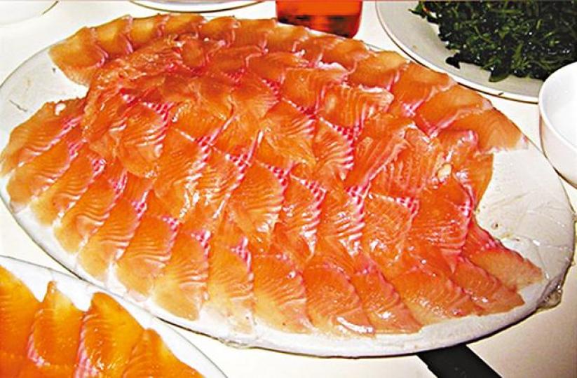 ■虹鱒魚肉顏色偏紅。資料圖片■三文魚肉色多呈橙色。 ■虹鱒魚肉顏色偏紅。資料圖片■三文魚肉色多呈橙色。