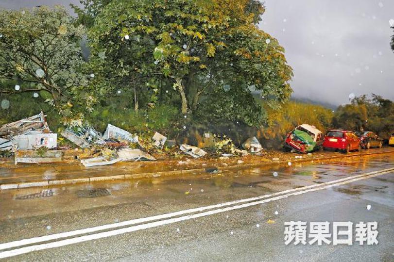 ■電箱被九巴撞至扭曲變形,的士及私家車亦嚴重損毀。黃江奇攝 ■電箱被九巴撞至扭曲變形,的士及私家車亦嚴重損毀。黃江奇攝