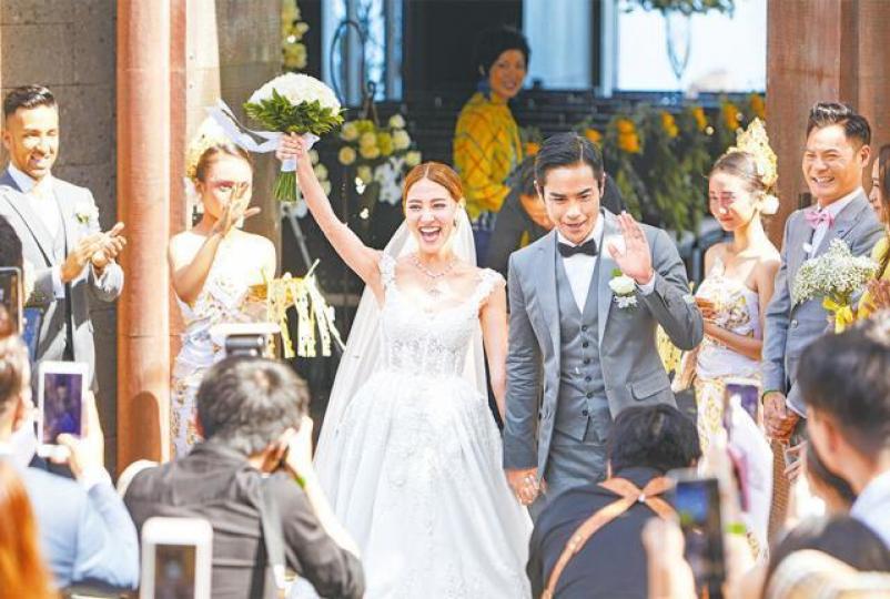 ■婚禮結束後,鄭嘉穎緊拖着老婆陳凱琳步出教堂,剛為人婦的她心情非常興奮。■鄭嘉穎與陳凱琳在眾多嘉賓見證下結為夫婦,行完禮走出教堂門外即咀嘴,幸福滿瀉。■身為基督徒的陳凱琳在牧師見證下與鄭嘉穎結為夫婦。■身穿裙褂的陳凱琳早上先與鄭嘉穎向新任奶奶斟茶。■陳凱琳深得父母疼愛,她身上穿的是母親在84年出嫁所穿的裙褂,將幸福一代傳一代。■姊妹團設下連串挑戰,鄭嘉穎要抱起陳凱琳由走廊行入大廳,跑了足足200呎。■陳凱琳的巨鑽婚戒重4.18卡,由老公鄭嘉穎所贈,價值不菲。 ■婚禮結束後,鄭嘉穎緊拖着老婆陳凱琳步出教堂,剛為人婦的她心情非常興奮。■鄭嘉穎與陳凱琳在眾多嘉賓見證下結為夫婦,行完禮走出教堂門外即咀嘴,幸福滿瀉。■身為基督徒的陳凱琳在牧師見證下與鄭嘉穎結為夫婦。■身穿裙褂的陳凱琳早上先與鄭嘉穎向新任奶奶斟茶。■陳凱琳深得父母疼愛,她身上穿的是母親在84年出嫁所穿的裙褂,將幸福一代傳一代。■姊妹團設下連串挑戰,鄭嘉穎要抱起陳凱琳由走廊行入大廳,跑了足足200呎。■陳凱琳的巨鑽婚戒重4.18卡,由老公鄭嘉穎所贈,價值不菲。