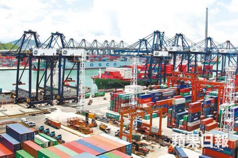 ■本港吞吐量排名跌至全球第七;圖為葵涌碼頭。 ■本港吞吐量排名跌至全球第七;圖為葵涌碼頭。