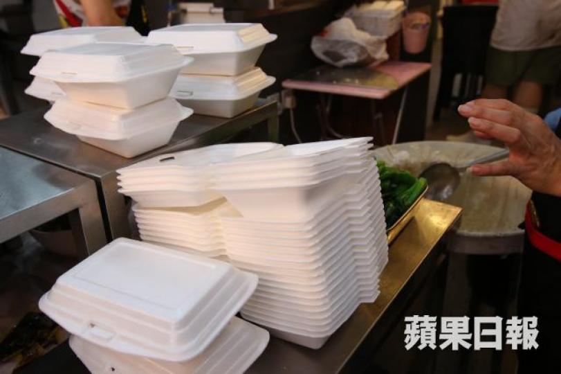 ■現時不少食肆仍然使用塑膠餐具。 ■現時不少食肆仍然使用塑膠餐具。
