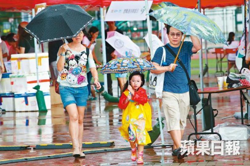 ■由於熱帶風暴逼近,本港昨不時下雨。 ■由於熱帶風暴逼近,本港昨不時下雨。