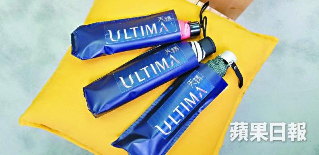 ■有豪宅物管公司員工人手製作環保雨傘套供住客使用。 ■有豪宅物管公司員工人手製作環保雨傘套供住客使用。