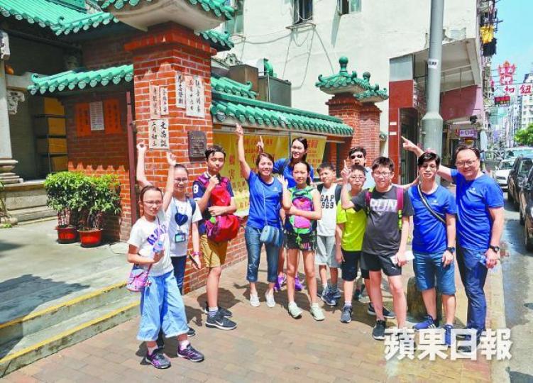 ■許金桂(右一)與義工及青少年參觀深水埗二級歷史建築三太子廟,一同認識社區的歷史。 ■許金桂(右一)與義工及青少年參觀深水埗二級歷史建築三太子廟,一同認識社區的歷史。