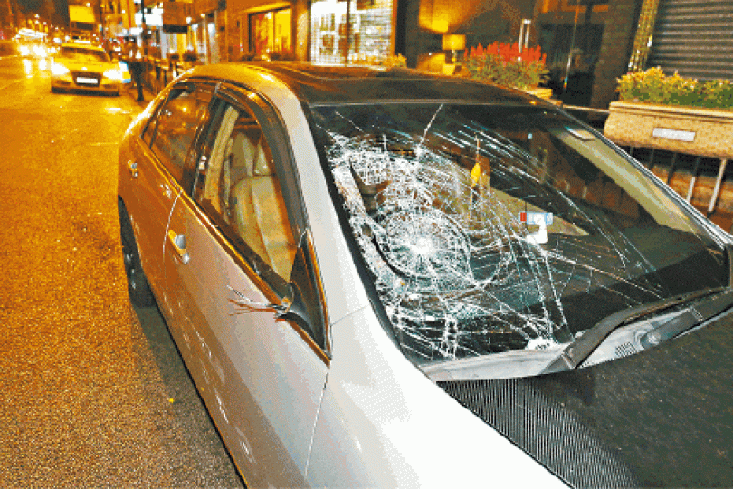 ■被告當日所駕私家車擋風玻璃撞毀。資料圖片 ■被告當日所駕私家車擋風玻璃撞毀。資料圖片