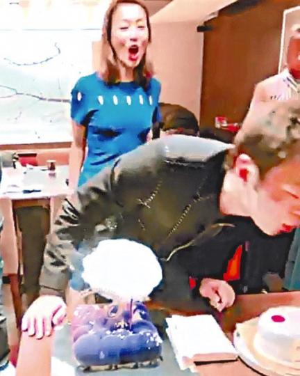 ■Sammi為安仔慶祝生日時,疑似太興奮出現「飛釘」。互聯網圖片 ■Sammi為安仔慶祝生日時,疑似太興奮出現「飛釘」。互聯網圖片